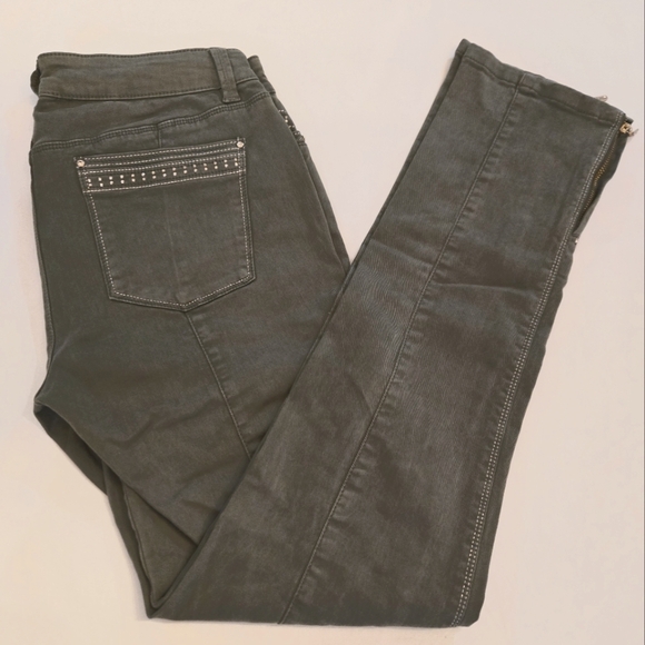 White House Black Market - Green The Slim Cargo Jeans - (6R) - Picture 2 of 6